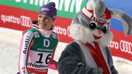 Bronze und ein Hasenherz gewonnen: Maria Höfl-Riesch (l.) hakt sich bei WM-Maskottchen Hopsi ein.
