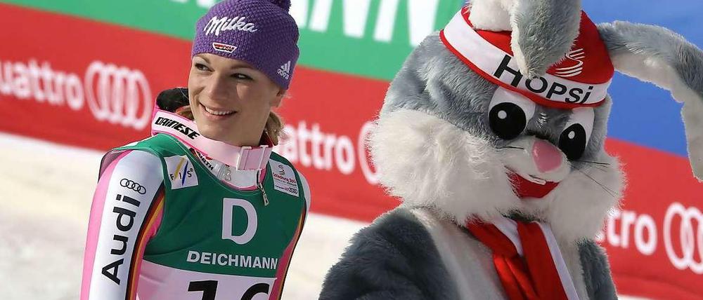 Bronze und ein Hasenherz gewonnen: Maria Höfl-Riesch (l.) hakt sich bei WM-Maskottchen Hopsi ein.
