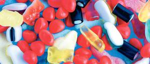 Bunte Bonbonwelt. Der Mensch hat heute Zugang zu jeder Menge Süßigkeiten. Weil das früher nicht so war, reagiert sein Gehirn so entzückt auf das zuckrige Angebot.