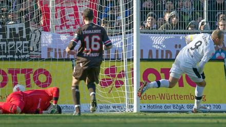 St. Pauli am Boden: Sandhausens Frank Löning hat soeben das Tor zum 3:0 erzielt.