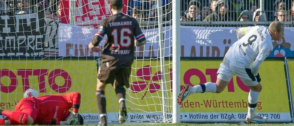 St. Pauli am Boden: Sandhausens Frank Löning hat soeben das Tor zum 3:0 erzielt.