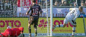 St. Pauli am Boden: Sandhausens Frank Löning hat soeben das Tor zum 3:0 erzielt.