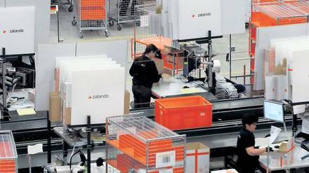 Gut zu tun. Im Erfurter Logistikzentrum werden die bestellten Waren verpackt. 170 Millionen Euro investierte Zalando hier.