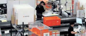Gut zu tun. Im Erfurter Logistikzentrum werden die bestellten Waren verpackt. 170 Millionen Euro investierte Zalando hier.