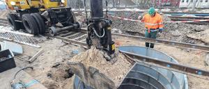 Schön vorsichtig. Eine Kampfmittelräumfirma füllt in Oranienburg eine Bombenfundstelle an der Bahn. Foto: ZB/Bernd Settnik