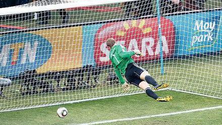 Ball drin, kein Tor. Die dramatische Fehlentscheidung bei der WM 2010, als ein eindeutiger Treffer des Engländers Frank Lampard gegen den deutschen Torhüter Manuel Neuer keine Anerkennung fand, forcierte die Diskussion um den Einsatz der Torlinien-Technologie. Foto: dpa