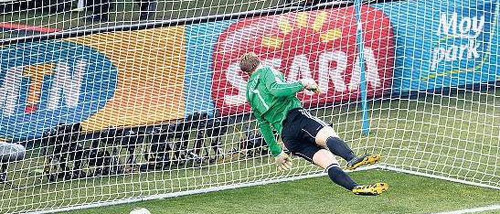 Ball drin, kein Tor. Die dramatische Fehlentscheidung bei der WM 2010, als ein eindeutiger Treffer des Engländers Frank Lampard gegen den deutschen Torhüter Manuel Neuer keine Anerkennung fand, forcierte die Diskussion um den Einsatz der Torlinien-Technologie. Foto: dpa