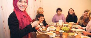 HILFE GEHT DURCH DEN MAGEN. Gastgeberin Gülçin Basak, 24, Zahnarzthelferin und Abiturientin, kochte für die Aktion „Speisen für Waisen“ von Islamic Relief.