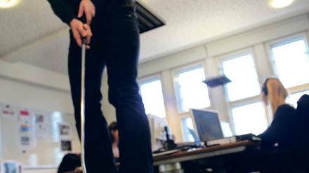 Putt, putt. Beim Bürogolfen ist fast alles erlaubt. Hier testet Kirsten Richerzhagen einen Hindernisparcours auf Büroschränken mit Skateboardbrücke. 