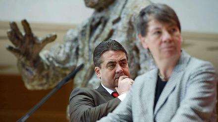 SPD-Chef Sigmar Gabriel will das Programm zum 150-jährigen Jubiläum der SPD vorstellen. Allerdings muss er vor allem Fragen zum Peerblog beantworten, was ihm sichtlich missfällt.