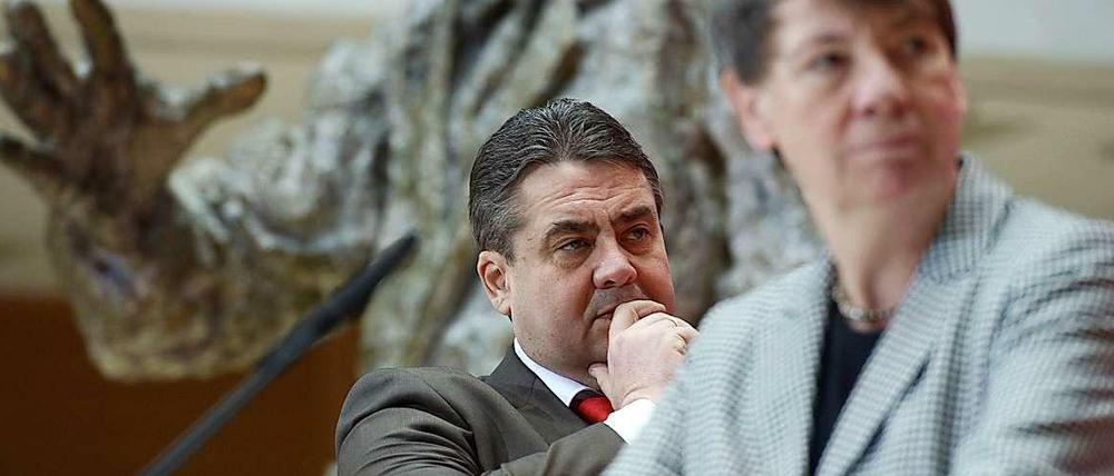 SPD-Chef Sigmar Gabriel will das Programm zum 150-jährigen Jubiläum der SPD vorstellen. Allerdings muss er vor allem Fragen zum Peerblog beantworten, was ihm sichtlich missfällt.