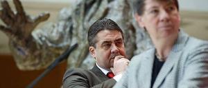SPD-Chef Sigmar Gabriel will das Programm zum 150-jährigen Jubiläum der SPD vorstellen. Allerdings muss er vor allem Fragen zum Peerblog beantworten, was ihm sichtlich missfällt.