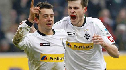 Unentschiedenlächeln. Gladbachs Torschütze Amin Younes (links) jubelt mit Havard Nordtveit.