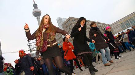 Bei einem Flashmob am Alexanderplatz haben sich am Donnerstagnachmittag Frauen und ein paar Männer in Berlin getroffen, um als Teil der weltweiten Bewegung "One Billion Rising" eine einstudierte Choreografie zu tanzen. Überall auf der Welt haben Frauen am Valentinstag gegen die Gewalt demonstriert, die sie in ihrem Alltag erleiden. 