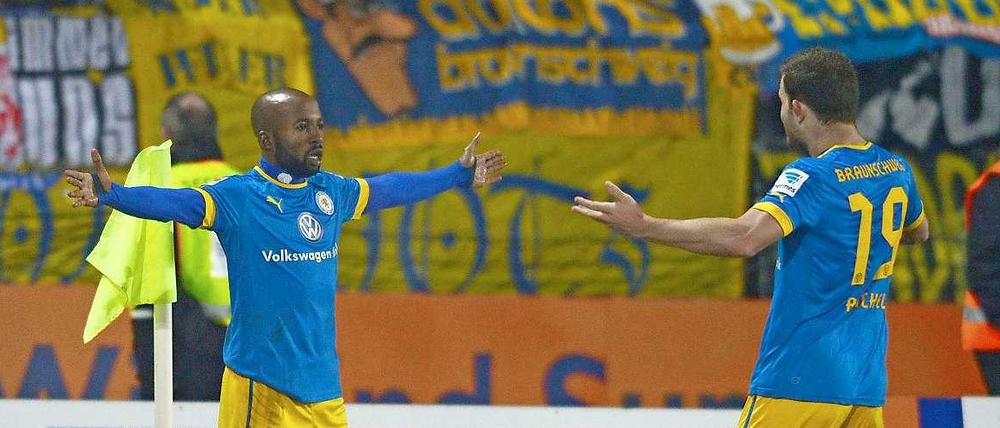 Braunschweigs Torschütze Domi Kumbela (l.) lässt sich feiern.