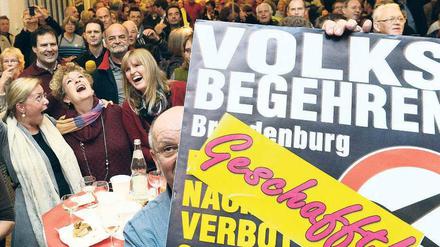 Doppelt geschafft. Die Initiatoren des Volksbegehrens können jubeln. Die rot-rote Regierungskoalition spielt plötzlich doch mit. Foto: dpa