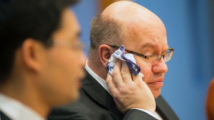 Keine Zeit für kühle Köpfe: Umweltminister Peter Altmaier (CDU) und Wirtschaftsminister Philipp Rösler (FDP, im Vordergrund)