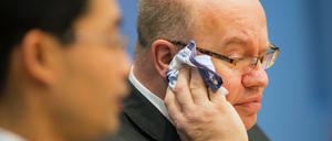 Keine Zeit für kühle Köpfe: Umweltminister Peter Altmaier (CDU) und Wirtschaftsminister Philipp Rösler (FDP, im Vordergrund)