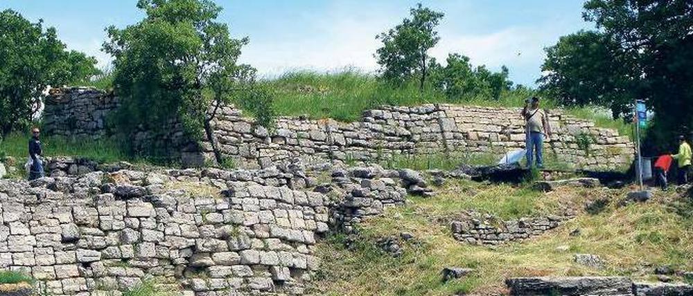 Ruinen eines Mythos. Im 19. Jahrhundert schon hatte Heinrich Schliemann mit der Suche nach der Stadt aus Homers „Ilias“ begonnen. Nach der Meinung heutiger Forscher haben bereits in der Bronzezeit mehrere tausend Menschen an dem Ort gelebt.