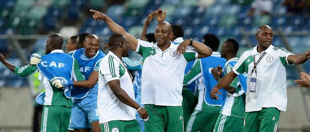 Jubel im Kreise der Lieben. Stephen Keshi (Mitte).