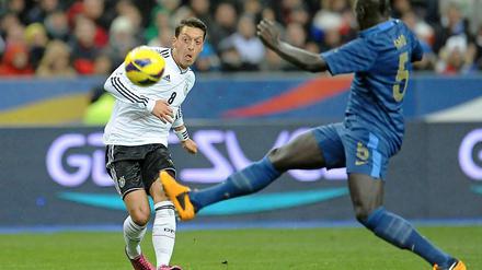 Mesut Özil war von den Franzosen, hier Mamadou Sakho, kaum vom Ball zu trennen und wurde hinterher von Frankreichs Trainer Deschamps als Mann des Spiels gelobt.