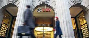 Der gläserne Kunde. Die UBS, das größte Bankhaus der Schweiz, bittet ihre Kunden aus den USA, zugunsten der dortigen Finanzbehörden auf die gewohnte Vertraulichkeit zu verzichten. Andernfalls müsse man die Geschäftsbeziehung beenden. Foto: AFP