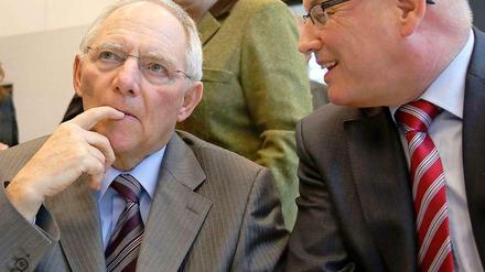 Finanzminister Wolfgang Schäuble (CDU), hier bei einer Sitzung der Unions-Fraktion Mitte Februar 2013 mit Fraktionschef Volker Kauder und Kanzlerin Angela Merkel (beide CDU).