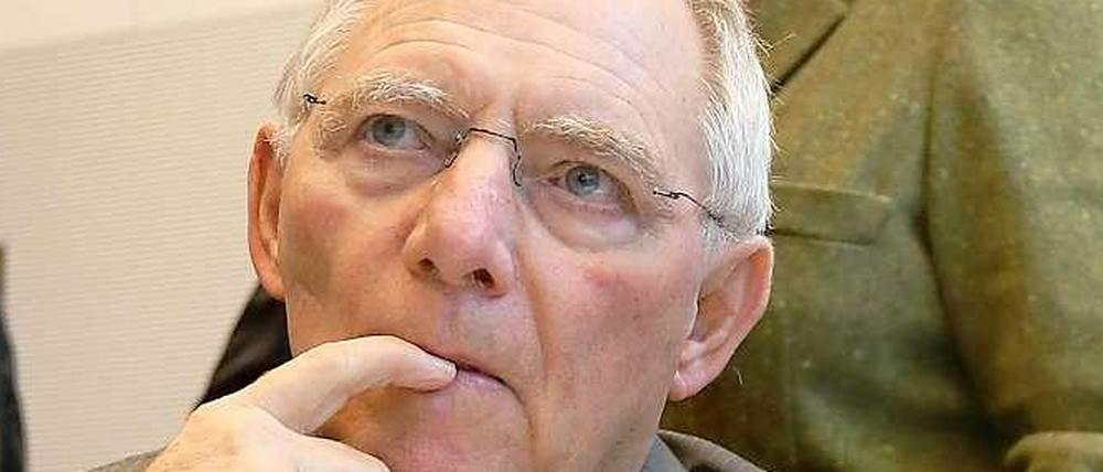 Finanzminister Wolfgang Schäuble (CDU), hier bei einer Sitzung der Unions-Fraktion Mitte Februar 2013 mit Fraktionschef Volker Kauder und Kanzlerin Angela Merkel (beide CDU).