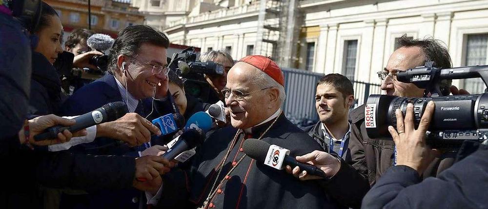 Kardinäle vor Kameras: Der portugiesische Kardinal Jose Saraiva Martins am Montag in Rom auf dem Weg zum Treffen mit den Amtsbrüdern