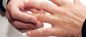 Wann kommt der Ring dran? Die Basis der Union tut sich schwer mit der Gleichstellung der Homo-Ehe. Foto: picture alliance/dpa