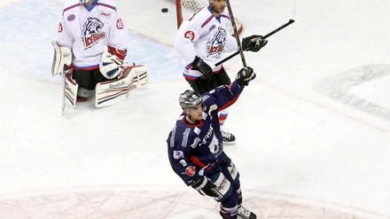 Abgedreht. Jamie Arniel schießt die Eisbären gegen die Ice Tigers in Unterzahl 2:1 in Führung.