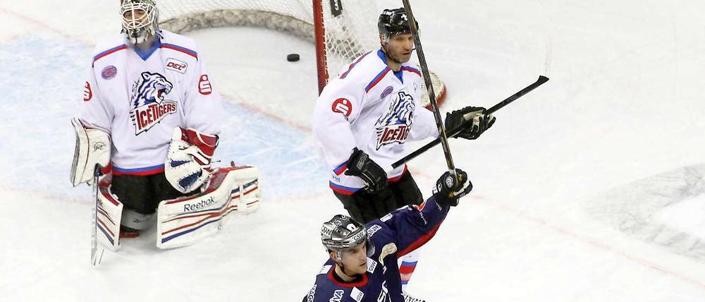 Abgedreht. Jamie Arniel schießt die Eisbären gegen die Ice Tigers in Unterzahl 2:1 in Führung.