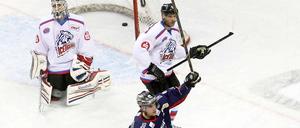 Abgedreht. Jamie Arniel schießt die Eisbären gegen die Ice Tigers in Unterzahl 2:1 in Führung.