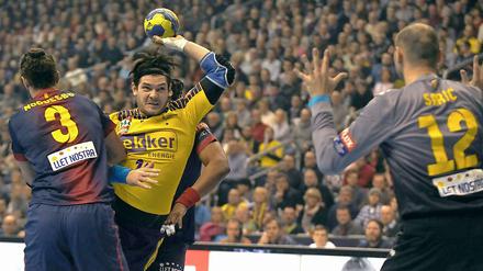 Der Kreiskämpfer: Füchse-Spieler Evgeni Pevnov (gelbes Trikot) stopft den Ball ins Tor.