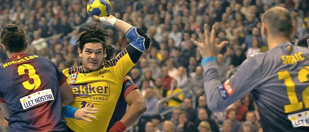 Der Kreiskämpfer: Füchse-Spieler Evgeni Pevnov (gelbes Trikot) stopft den Ball ins Tor.