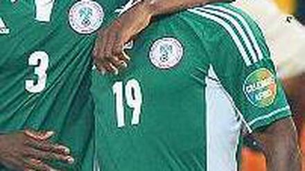 Heimatverbunden. Siegtorschütze Sunday Mba (rechts) spielt noch in Nigeria.Foto: AFP