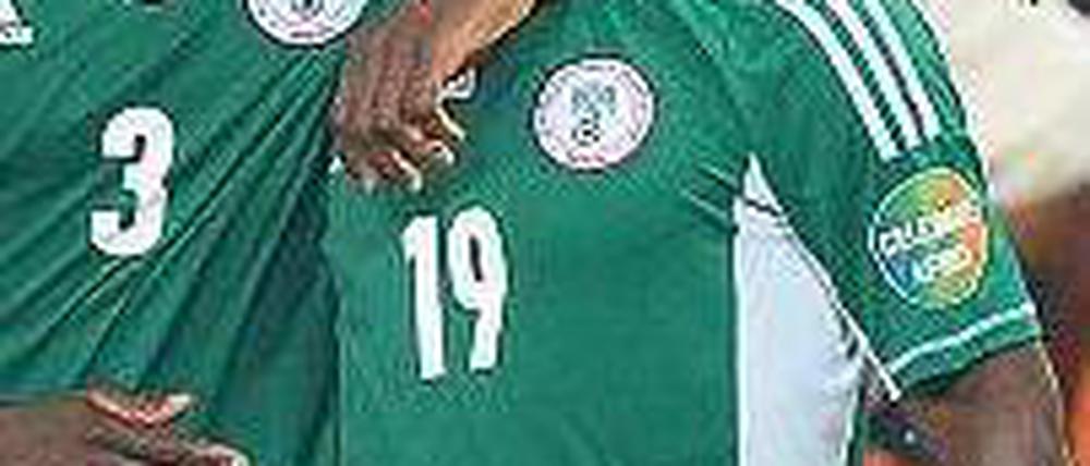 Heimatverbunden. Siegtorschütze Sunday Mba (rechts) spielt noch in Nigeria.Foto: AFP