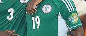 Heimatverbunden. Siegtorschütze Sunday Mba (rechts) spielt noch in Nigeria.Foto: AFP