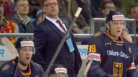 Bundestrainer Cortina und Spieler können es kaum fassen.