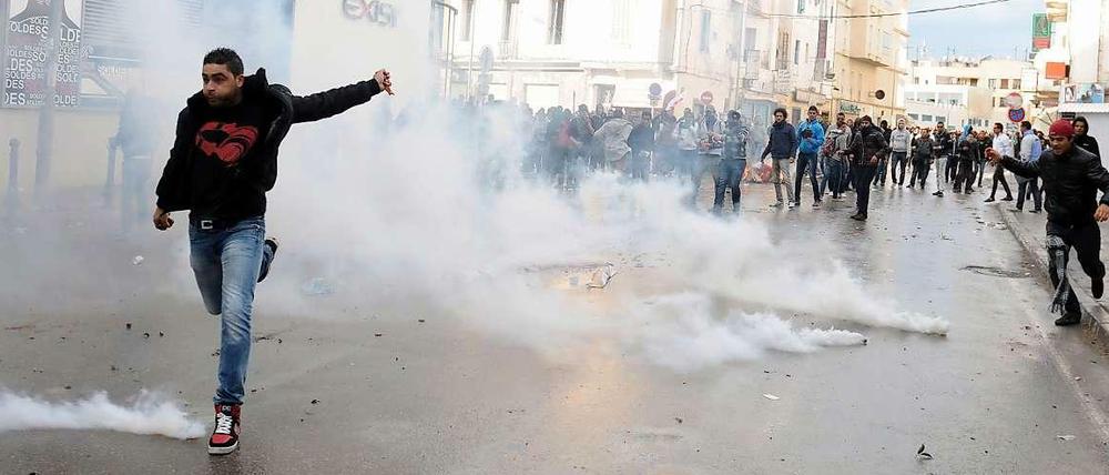 Demonstranten in Tunesien.
