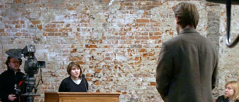 Pussy-Riot-Mitglied Jekaterina Samuzewitsch (2.v.l.) spielt bei der Gerichtsshow "Die Moskauer Prozesse" von Milo Rau Sacharow-Zentrum in Moskau. Kurz darauf unterbrachen russische Behörden das Theaterstück mit einer Razzia.