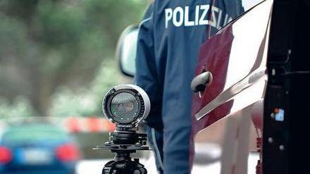 Im Blick. Die Polizeikamera erfasst die Kennzeichen vorbeifahrender Autos – und gleicht sie mit Diebstahl-Datenbanken ab. 