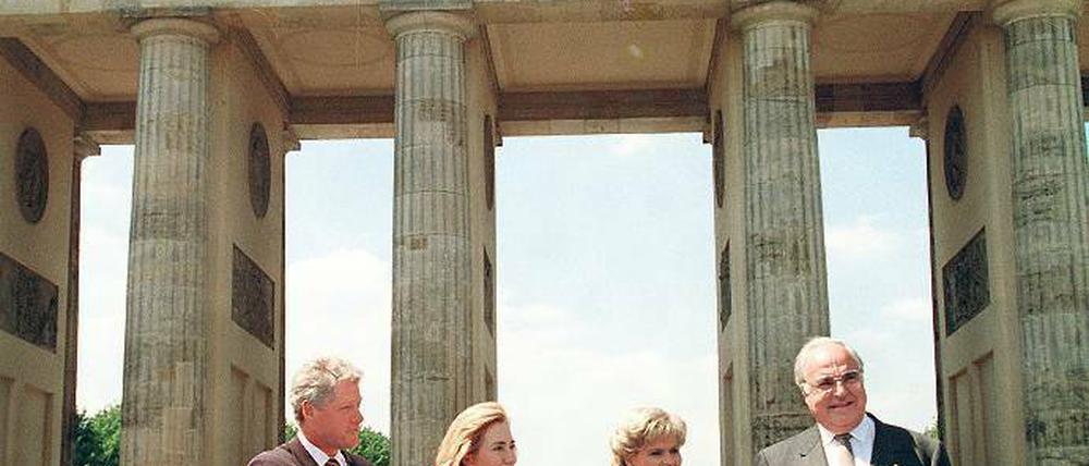1994. Der damalige US-Präsident Bill Clinton und seine Frau Hillary spazierten am 12. Juli mit Bundeskanzler Helmut Kohl und dessen Frau Hannelore durch das Berliner Wahrzeichen. Foto: dpa/picture-alliance