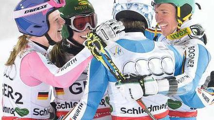 Wenn vier sich freuen, feiert Deutschland. Maria Höfl-Riesch, Lena Dürr, Fritz Dopfer und Felix Neureuther (v. l.) bejubeln Bronze. Foto: dpa