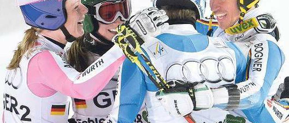 Wenn vier sich freuen, feiert Deutschland. Maria Höfl-Riesch, Lena Dürr, Fritz Dopfer und Felix Neureuther (v. l.) bejubeln Bronze. Foto: dpa