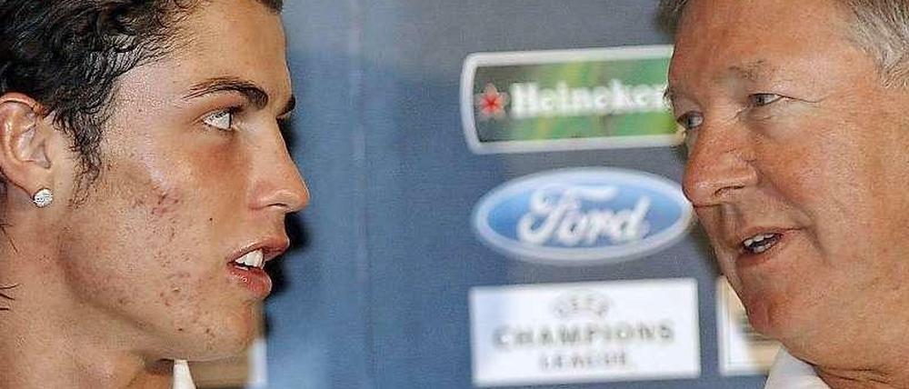 Als sie noch gemeinsam Nikolaus feierten: Damals, am 6. Dezember 2005, arbeiteten ManU-Trainer Alex Ferguson (r.) und sein Offensivspieler Cristiano Ronaldo noch zusammen. Am Dienstag treffen sie sich wieder, aber als Gegner.