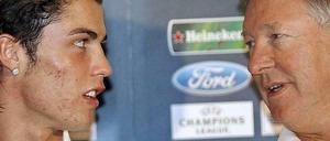 Als sie noch gemeinsam Nikolaus feierten: Damals, am 6. Dezember 2005, arbeiteten ManU-Trainer Alex Ferguson (r.) und sein Offensivspieler Cristiano Ronaldo noch zusammen. Am Dienstag treffen sie sich wieder, aber als Gegner.