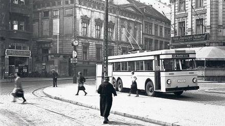 Liebhaber-Modell. Schon 1935 fuhren O-Busse in Berlin, wie hier in Spandau. Allerdings gibt es noch immer Befürworter der Oberleitungstechnik. 