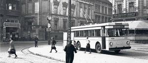 Liebhaber-Modell. Schon 1935 fuhren O-Busse in Berlin, wie hier in Spandau. Allerdings gibt es noch immer Befürworter der Oberleitungstechnik. 