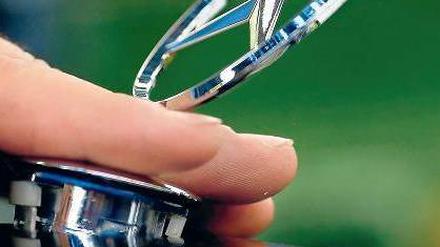 Schwerer Stand. Nachdem der Betriebsgewinn 2012 um zehn Prozent auf 8,1 Milliarden Euro einbrach, wird Daimler 2013 wohl weiter auf der Stelle treten. 
